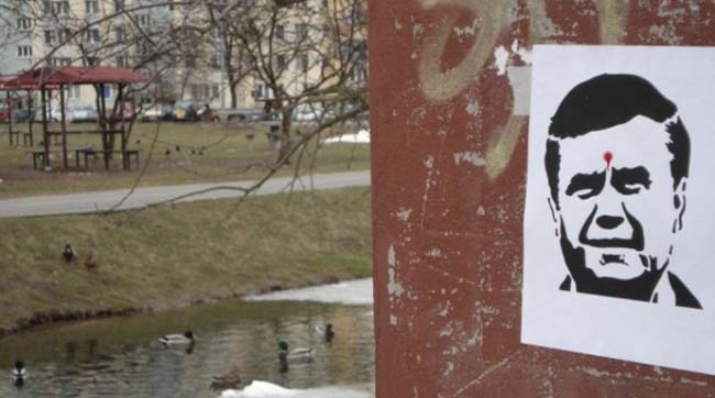 В Варшаве появились изображения «Януковича» с красным пятном на лбу