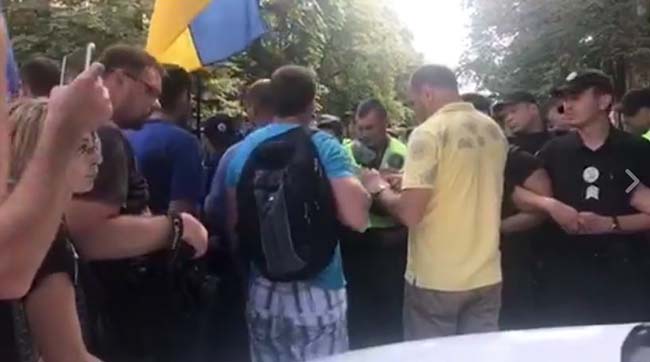 ​Главный будочник страны не вышел к митингующим объясниться по поводу лишения гражданства Саакашвили