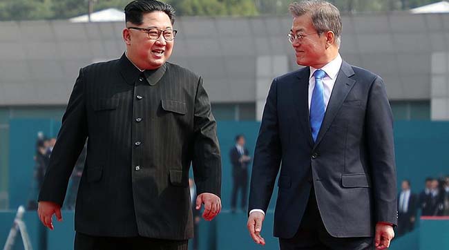 ​Лідери КНДР та Південної Кореї зустрілися в Палаці миру в селі Пханмунджом