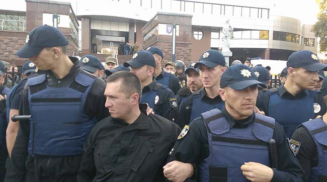​Внаслідок інциденту під апеляційним судом у Києві поліція затримала чотирьох активістів