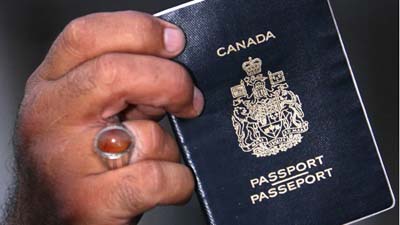 Видео с писающим на паспорт канадцем Google удалять не стала