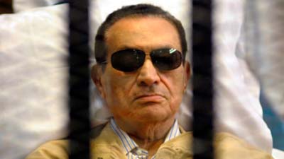 Хосни Мубарака доставили из военного госпиталя обратно в тюрьму