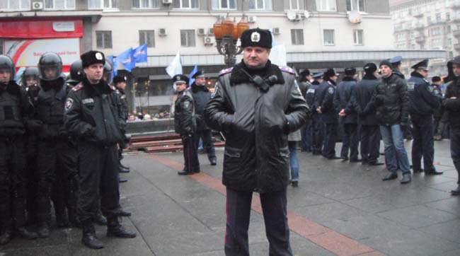 Опозиція вимагає від влади негайно зняти з центральних вулиць Києва міліцейські барикади