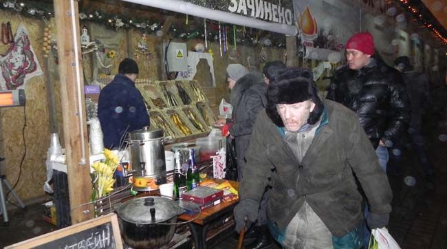 Попов підкуповує довіру киян, підгодовуючи їх кислою капустою та солоними огірками