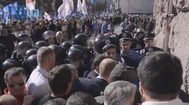 Под Киевсоветом милиция нарушает Закон «О милиции» и статус народных депутатов
