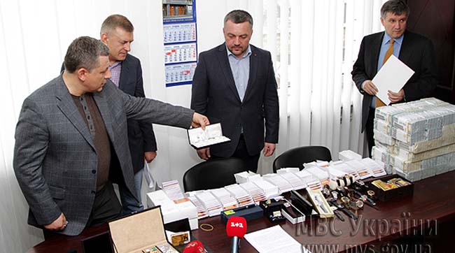 На київській квартирі екс-міністра палива та енергетики правоохоронці вилучили 5 мільйонів доларів і майже 50 кг золота та коштовностей