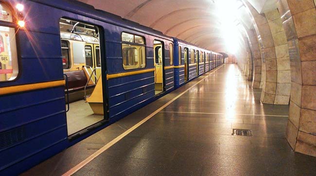 В Киеве остановилось движение поездов метро
