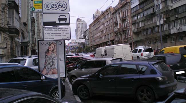 У Києві за порушення правил зупинки і стоянки до відповідальності притягнуто більше 14 тисяч водіїв