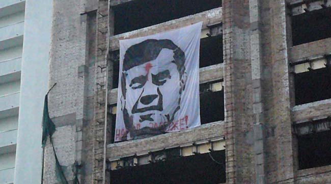 У центрі Києва вивішено кількаметрового «простреленого» Януковича (ФОТО, ВІДЕО)
