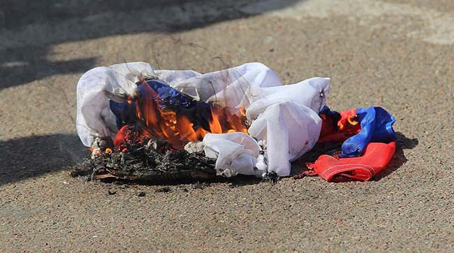 Перед посольством РФ в Києві спалили російський прапор (ФОТО)