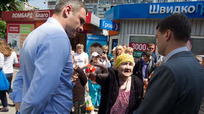 Кличко доручив очільнику Солом'янського району навести лад з торгівлею на Севастопольській площі до кінця тижня