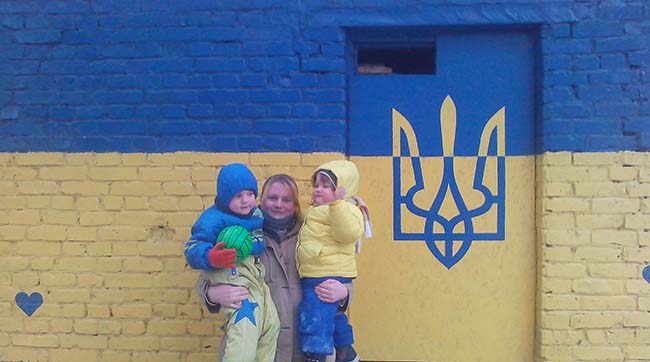Пока власть тратит деньги на выборы, в киевских трущобах падают стены