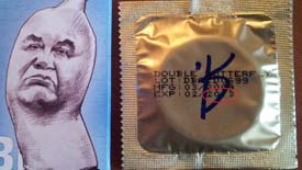 Організатори акції з біло-блакитними презервативами спростовують заяви В.Поліщука