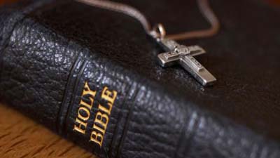 Британский судья разрешил 10-летней истице принять христианство