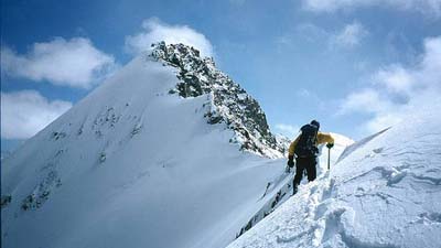 В России ведутся поиски пропавшего польского альпиниста, незаконно проникшего на гору Казбек
