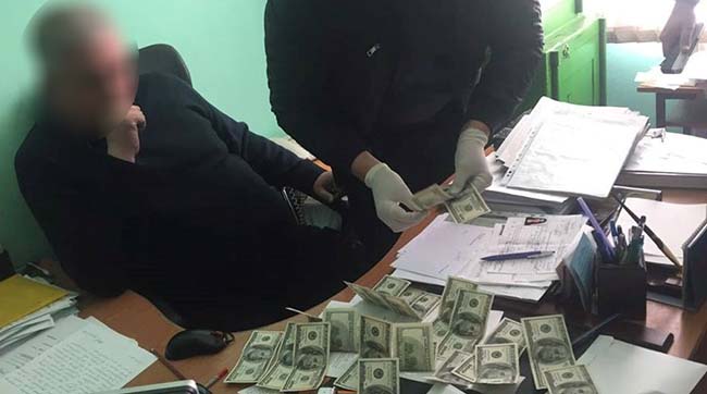 ​На Одещині під час отримання хабара в розмірі 3 тис доларів США викрили начальника райвідділу ДМС України в області