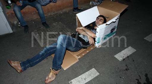В Ереване протестующие постелили картон и улеглись на асфальт