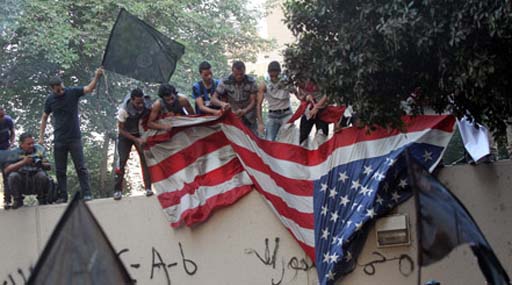 Посольство США в Египте подверглось нападению десятков демонстрантов
