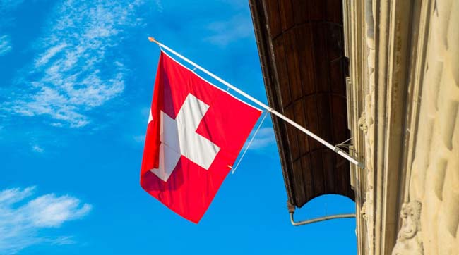 Швейцарія заборонила знімати російським олігархам великі суми готівкою