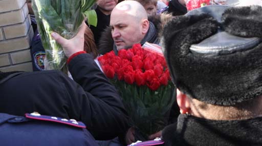 Біля Качанівської колонії Юлію Тимошенко привітали з 8 Березня