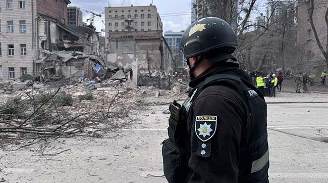 ​Ворожа атака на Київ - поліцейські працюють на місці падіння уламків