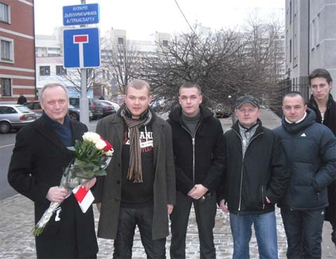 Украинское посольство не приняло цветы для FEMEN от белорусских демократов