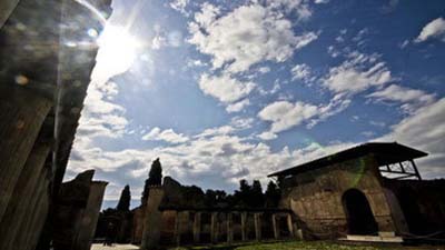 В исторической Помпее после длительных ливней обрушилась древняя стена