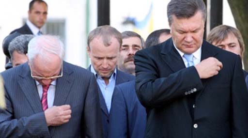 януковичам, пшонкам и азаровым Путин втихую выдал русские ксивы
