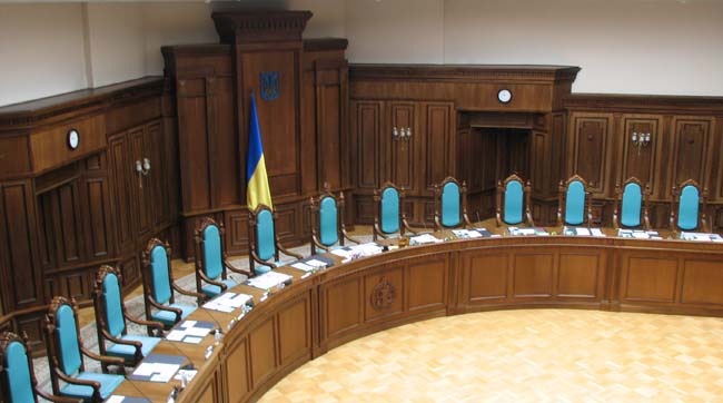 Рішення Конституційного Суду щодо виборів у Києві – маніпуляція Конституцією