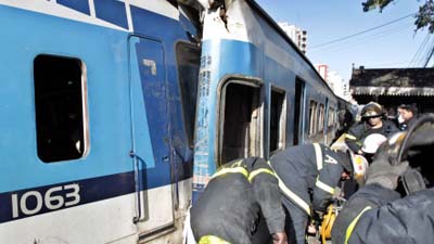В Аргентине пригородный поезд сошел с рельсов – есть раненые