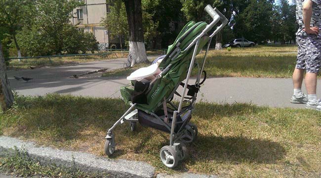 Водій на «зебрі» скоїв наїзд на матір з коляскою, в якій знаходилась дитина, і зник з місця пригоди
