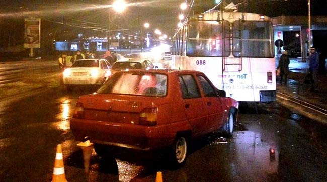 ДТП на Київщині: легковик врізався у тролейбус. Водій у лікарні