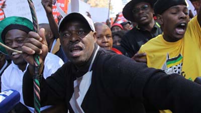 Во время профсоюзного конфликта на платиновой шахте в ЮАР убиты девять человек