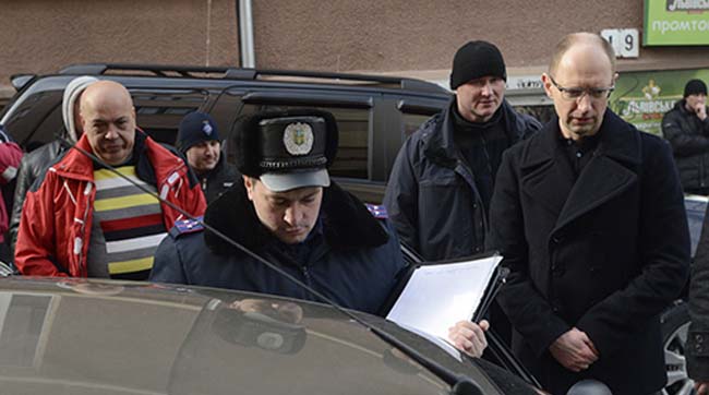 У Чернівцях викрито незаконне стеження за Арсенієм Яценюком (ФОТО, ВІДЕО)