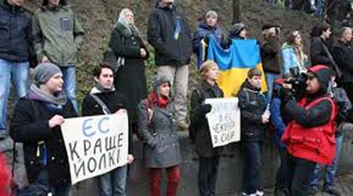 Невідомі побили двох студенток, котрі роздавали запрошення на Євромайдан