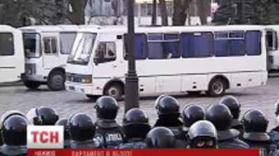 Автобуси з внутрішніми військами, які прорвали блокаду у Василькові, вже заїхали до Києва
