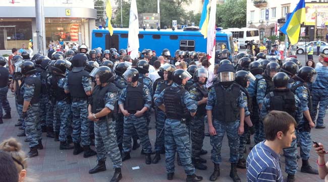 Без наказу силовики не захищатимуть Януковича - опитування 