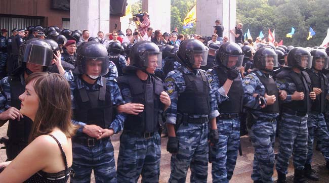 Спеціальний підрозділ «Беркут» завадив штурму Українського дому. Янукович ретирувався 
