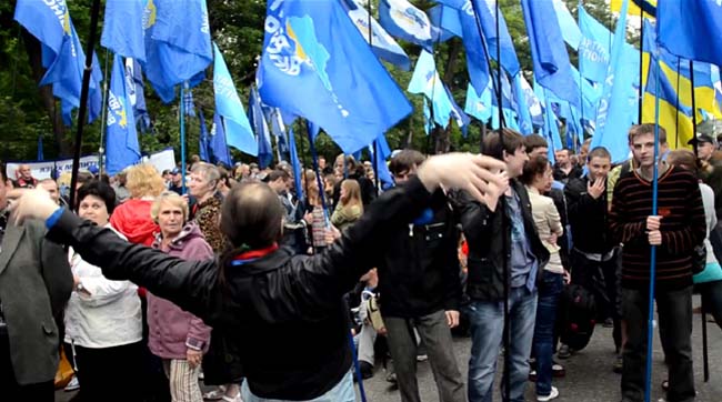 Партія регіонів скуповує масовку для нічної провокації 