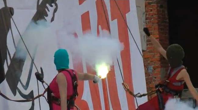 Участницы панк-группы Pussy Riot сожгли Путина и Лукашенко