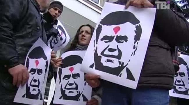 Автора трафарету з «простреленим Януковичем» «Батьківщина» кличе на роботу