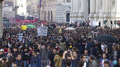 Итальянские студенты протестовали против сокращения бюджетных средств, выделяемых на образование