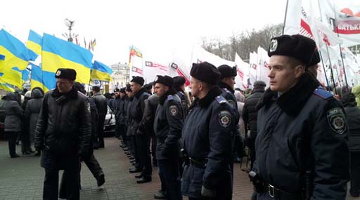 Пікет опозиції біля Українського дому проходить за беркутівськими парканами