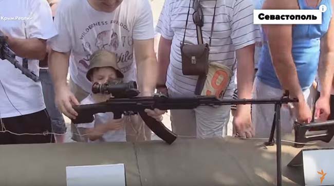 ​Крымские дети с оружием: оккупанты признали себя страной третьего мира