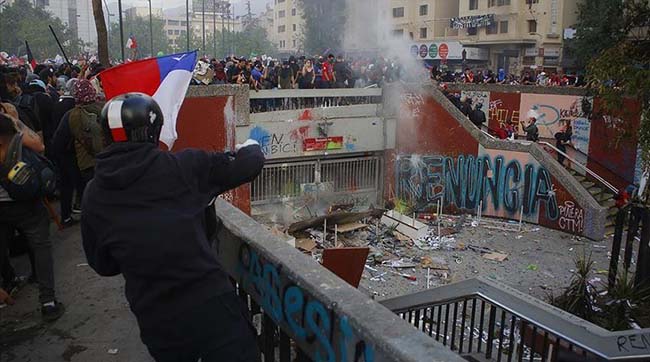 ​У Чилі не вщухають антиурядові протести - тисячі жителів Сантьяго вийшли на масштабну акцію