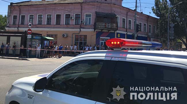 ​В Одесі в одній з фінустанов невідомий захопив заручницю - поліція ввела в дію спецоперацію «Грім»