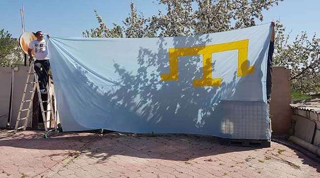 ​Крымский татарин вывесил над домом 6-метровый национальный флаг