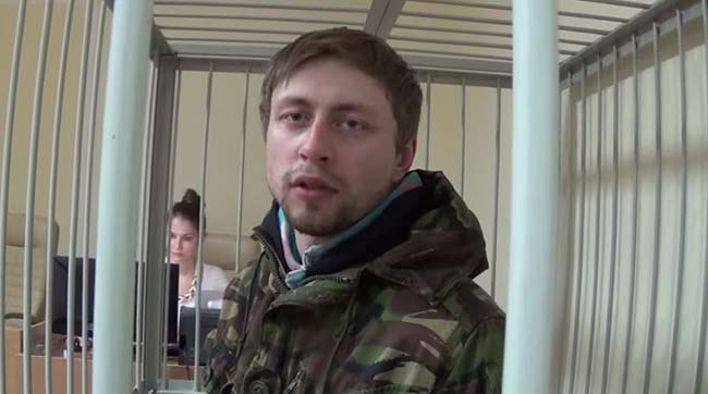 Боєць АТО Петро Ходаковський вийшов з зали суду під домашній арешт