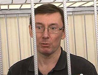 Юрій Луценко звернувся до суддів: Почніть, бодай, імітувати законність у судовому процесі…