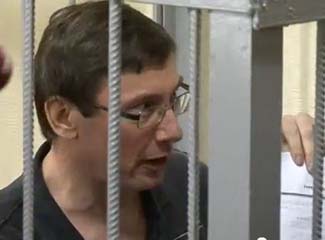 Суд над Луценко розпочався з заяви про відвід головуючого судді